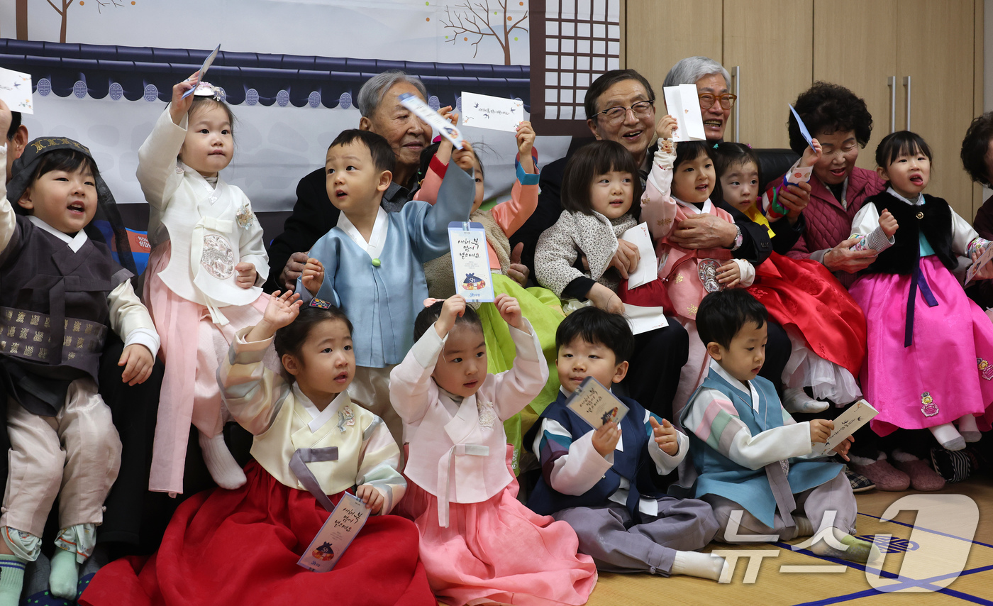 (서울=뉴스1) 박정호 기자 = 설 연휴를 앞둔 11일 서울 송파구 삼성아트 어린이집 어린이들이 문정래미안 경로당을 찾아 어르신들에게 세배를 한 뒤 어르신들과 기념 촬영을 하고 있 …