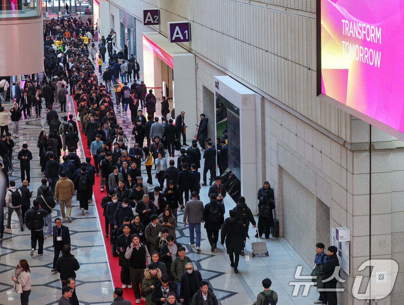 본문 이미지 - 11일 서울 강남구 코엑스에서 세미콘 코리아 2026를 찾은 관계자와 관람객 등이 길게 줄 서 있다. 국제 반도체 제조 장비 재료 협회(SEMI) 주관으로 오는 13일까지 열리는 이번 행사에는 삼성전자, SK하이닉스, 엔비디아, 인텔 등 국내외 약 550개 반도체 기업이 참여한다. 부스 규모는 2409개로 역대 최대 규모다. 2026.2.11 ⓒ 뉴스1 안은나 기자