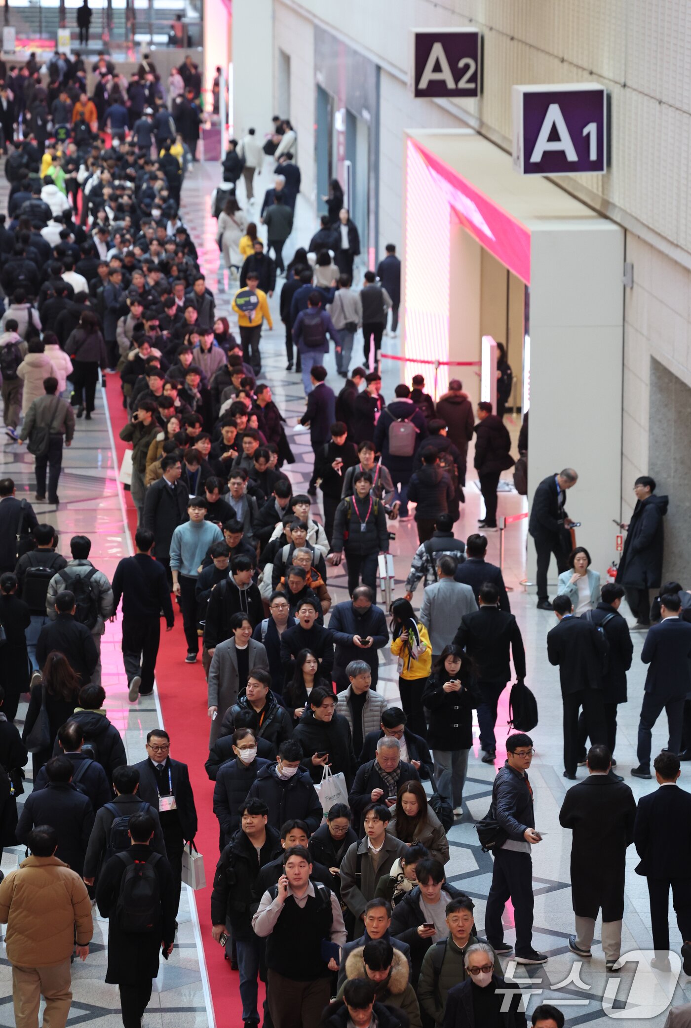 본문 이미지 - 11일 서울 강남구 코엑스에서 세미콘 코리아 2026를 찾은 관계자와 관람객 등이 길게 줄 서 있다. 2026.2.11 ⓒ 뉴스1 안은나 기자