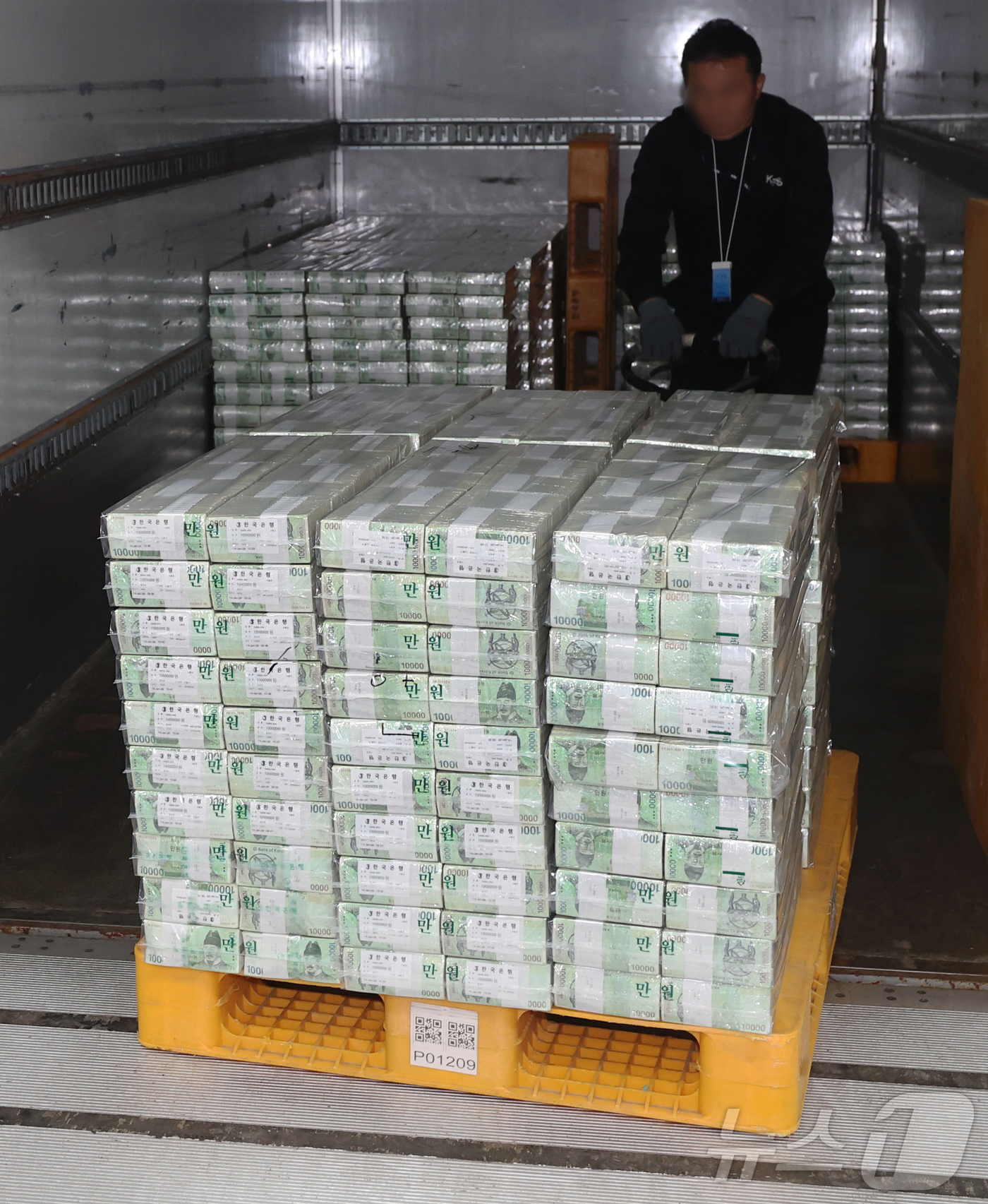 (서울=뉴스1) 사진공동취재단 = 설날을 앞둔 11일 서울 중구 한국은행 본점에서 현금 운송 관계자들이 시중은행에 공급될 설 자금 방출 작업을 하고 있다.  2026.2.11/뉴스 …