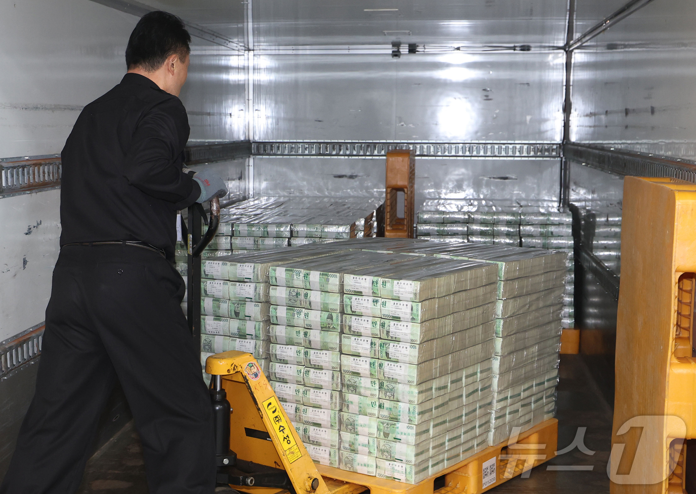 (서울=뉴스1) 사진공동취재단 = 설날을 앞둔 11일 서울 중구 한국은행 본점에서 현금 운송 관계자들이 시중은행에 공급될 설 자금 방출 작업을 하고 있다.  2026.2.11/뉴스 …