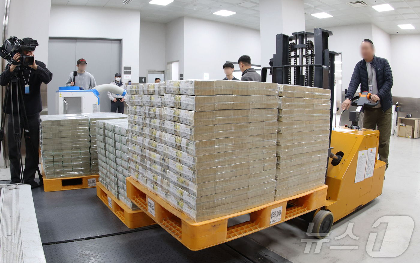 (서울=뉴스1) 사진공동취재단 = 설날을 앞둔 11일 서울 중구 한국은행 본점에서 현금 운송 관계자들이 시중은행에 공급될 설 자금 방출 작업을 하고 있다.  2026.2.11/뉴스 …