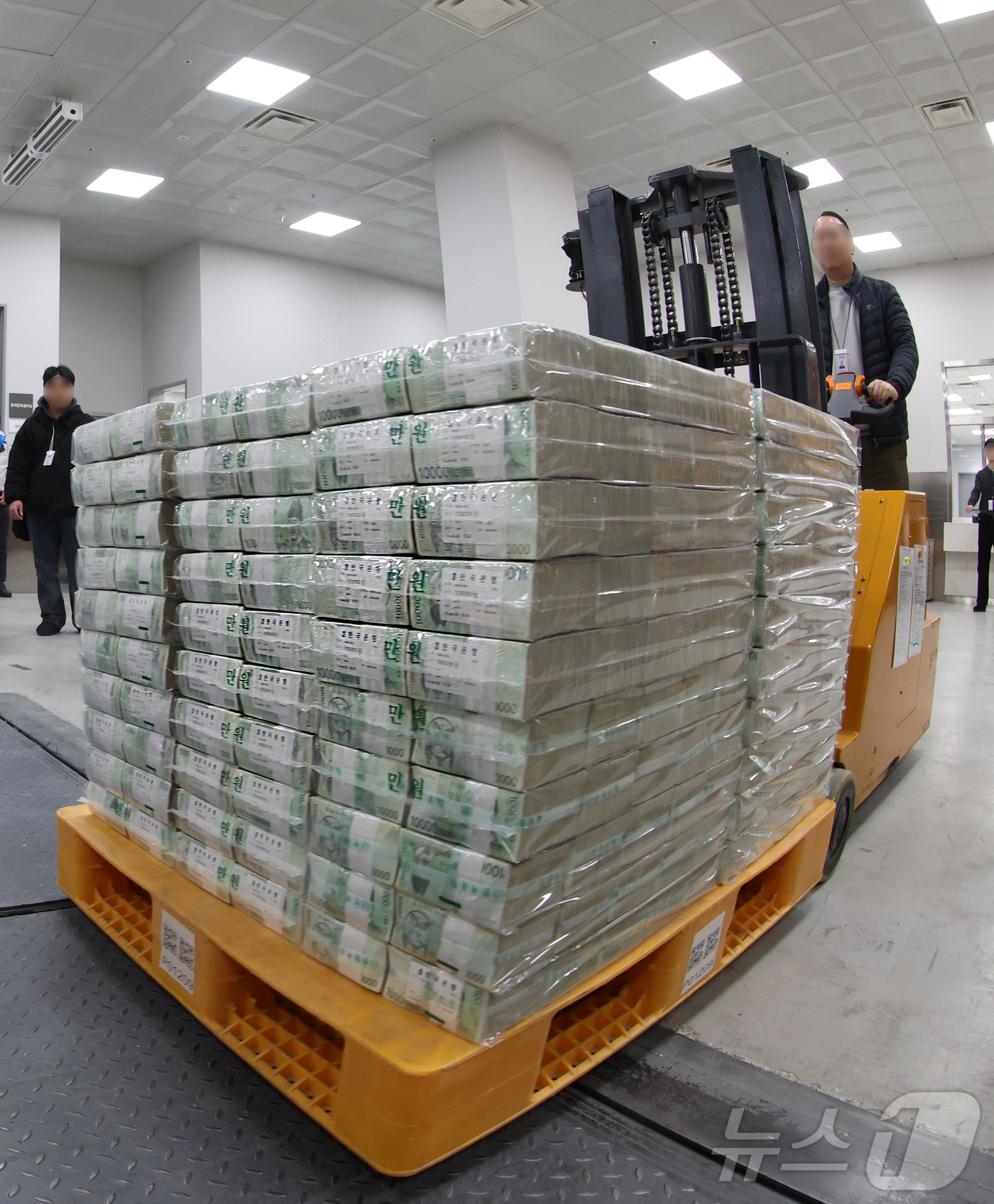 (서울=뉴스1) 사진공동취재단 = 설날을 앞둔 11일 서울 중구 한국은행 본점에서 현금 운송 관계자들이 시중은행에 공급될 설 자금 방출 작업을 하고 있다.  2026.2.11/뉴스 …