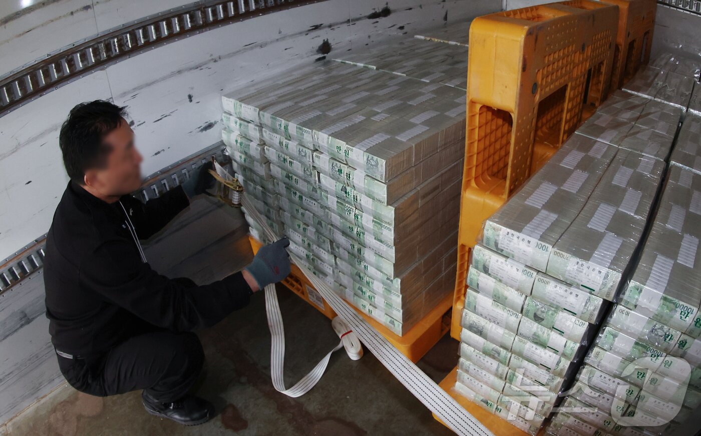 본문 이미지 - 설날을 앞둔 11일 서울 중구 한국은행 본점에서 현금 운송 관계자들이 시중은행에 공급될 설 자금 방출 작업을 하고 있다. 2026.2.11 ⓒ 뉴스1 사진공동취재단