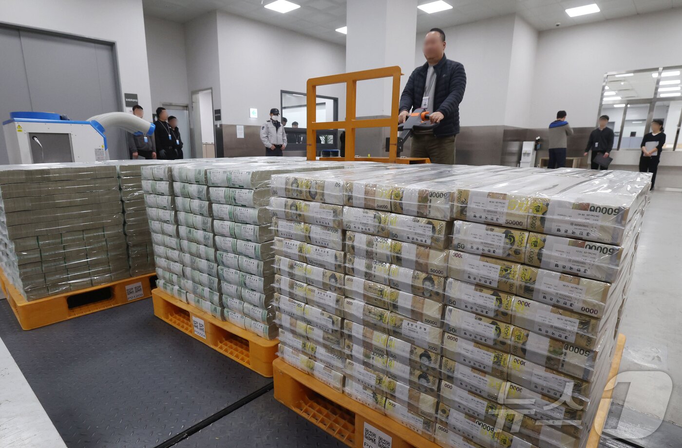 본문 이미지 - 설날을 앞둔 11일 서울 중구 한국은행 본점에서 현금 운송 관계자들이 시중은행에 공급될 설 자금 방출 작업을 하고 있다. 2026.2.11 ⓒ 뉴스1 사진공동취재단