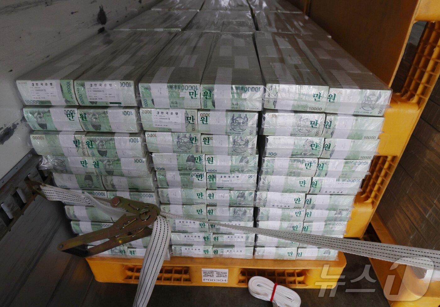 본문 이미지 - 설날을 앞둔 11일 서울 중구 한국은행 본점에서 현금 운송 관계자들이 시중은행에 공급될 설 자금 방출 작업을 하고 있다. 2026.2.11 ⓒ 뉴스1 사진공동취재단