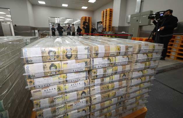 [뉴스1 PICK]한국은행, 설 자금 방출…'가득 쌓인 화폐'