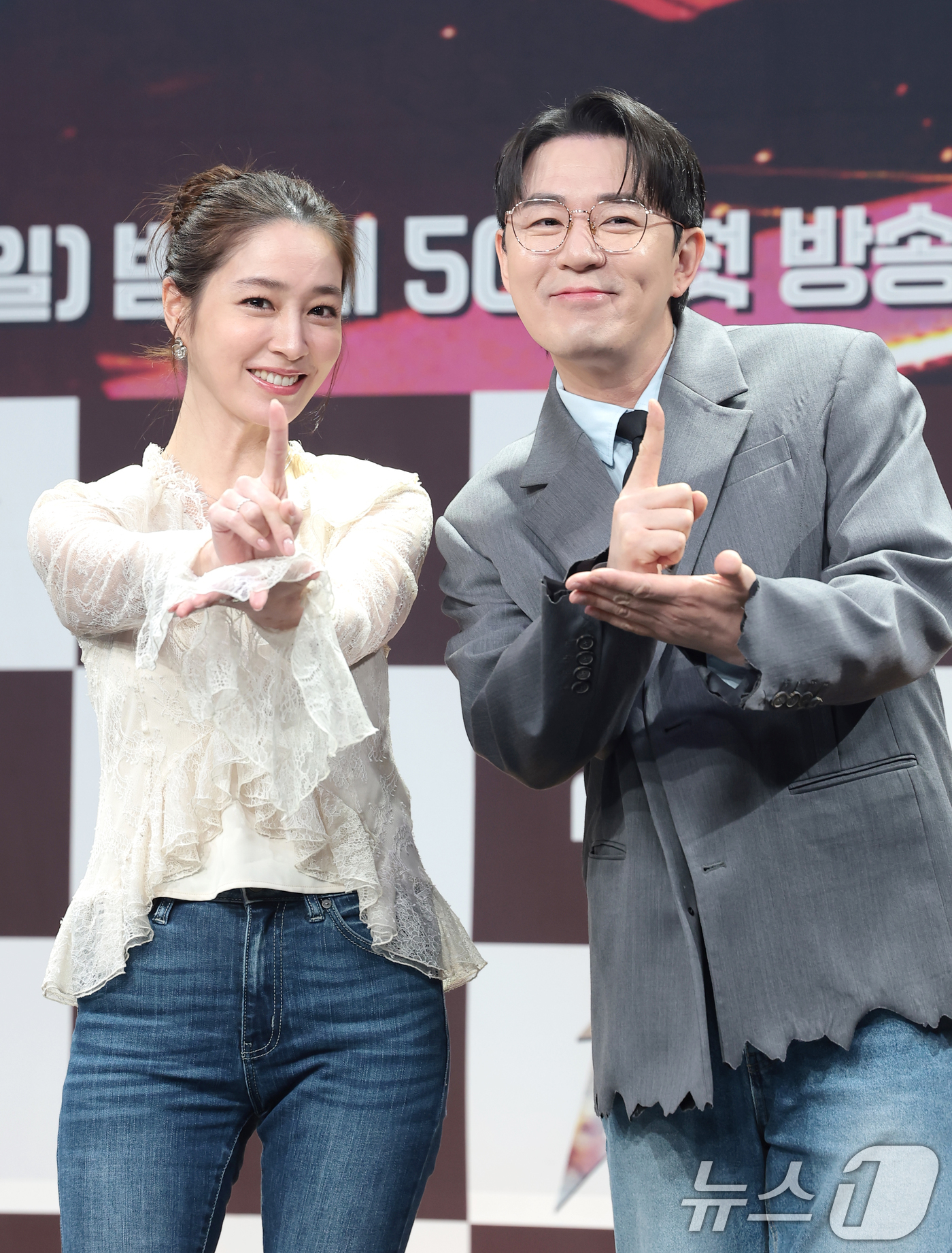 (서울=뉴스1) 권현진 기자 = 배우 이민정과 붐(오른쪽)이 11일 오전 서울 마포구 상암동 MBC 상암 사옥에서 열린 MBC 새 오디션 프로그램 '1등들' 제작발표회에 참석해 포 …