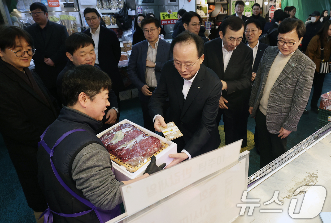 (서울=뉴스1) 오대일 기자 = 11일 오전 서울 마포구 망원시장에서 열린 2026 금융권이 함께하는 설 맞이 전통시장 나눔행사에서 이환주 KB국민은행장이 설 제수용품을 구매하고 …