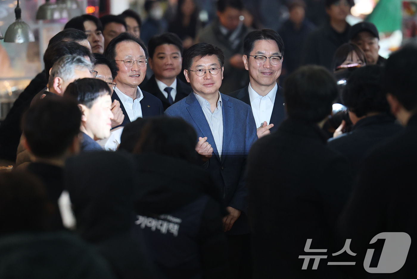 (서울=뉴스1) 오대일 기자 = 11일 오전 서울 마포구 망원시장에서 열린 2026 금융권이 함께하는 설 맞이 전통시장 나눔행사에서 이환주 KB국민은행장(앞줄 왼쪽부터), 김이태 …