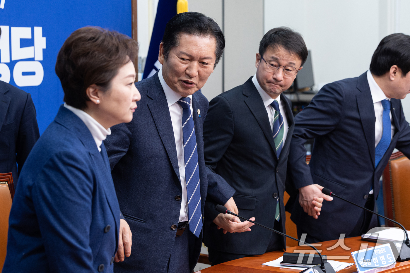 (서울=뉴스1) 이승배 기자 = 정청래 더불어민주당 대표가 11일 서울 여의도 국회에서 열린 최고위원회의에서 이언주 최고위원에게 손을 내밀고 있다. 2026.2.11/뉴스1