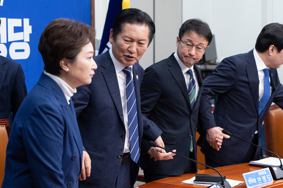 이언주 최고위원에게 손 내미는 정청래 대표