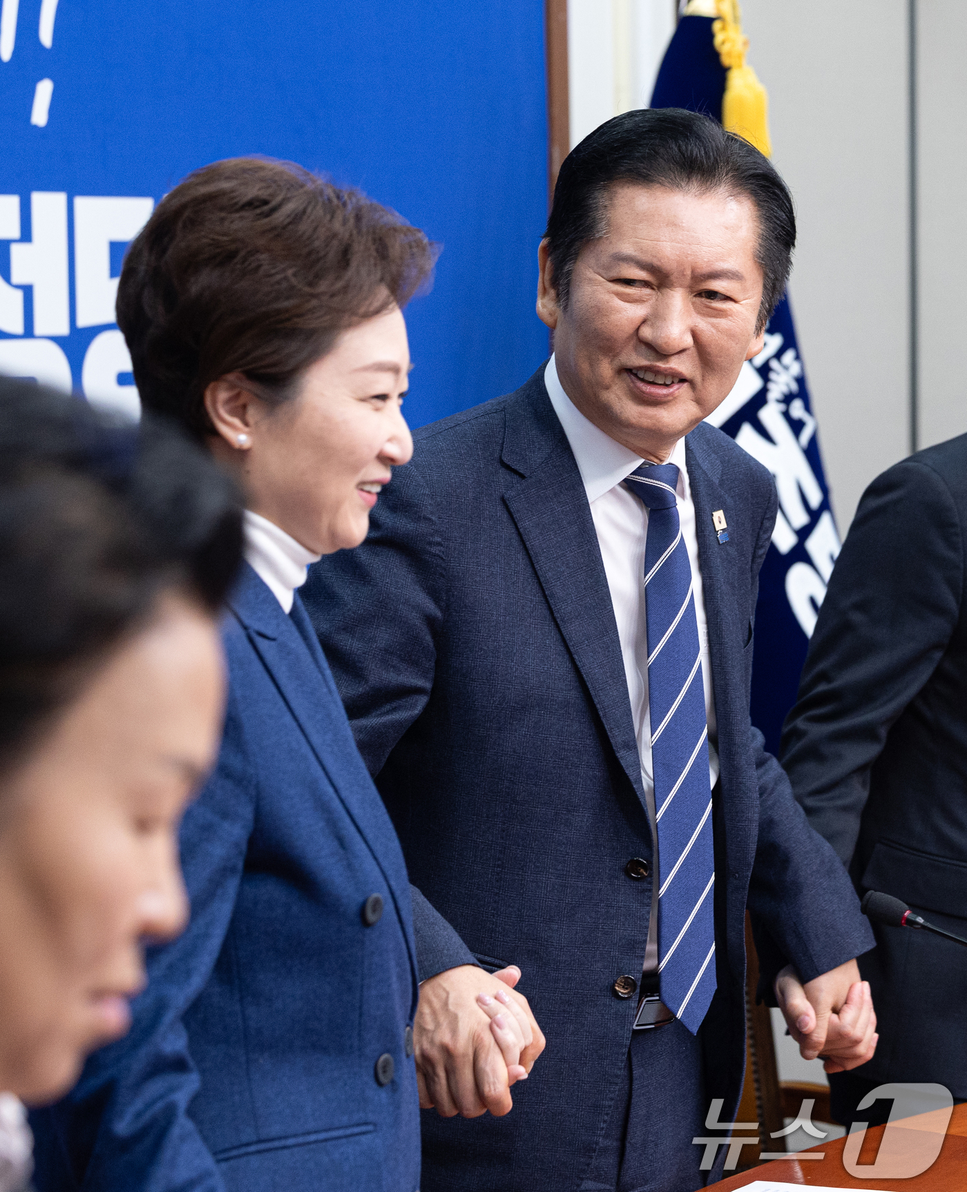 (서울=뉴스1) 이승배 기자 = 정청래 더불어민주당 대표가 11일 서울 여의도 국회에서 열린 최고위원회의에서 최고위원들과 손을 맞잡고 있다. 2026.2.11/뉴스1