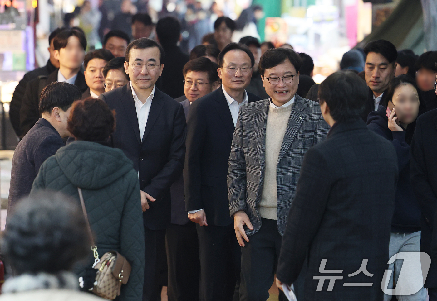 (서울=뉴스1) 오대일 기자 = 11일 오전 서울 마포구 망원시장에서 열린 2026 금융권이 함께하는 설 맞이 전통시장 나눔행사에서 이세훈 금융감독원 수석부원장과 최창남 기아대책 …