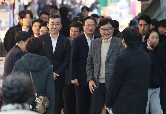 설 연휴 앞두고 전통시장 찾은 금융권