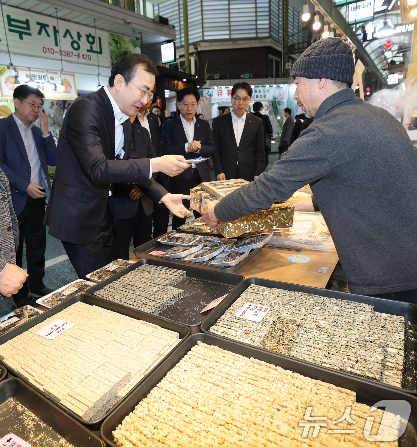 (서울=뉴스1) 오대일 기자 = 11일 오전 서울 마포구 망원시장에서 열린 2026 금융권이 함께하는 설 맞이 전통시장 나눔행사에서 이세훈 금융감독원 수석부원장이 설 제수용품을 구 …