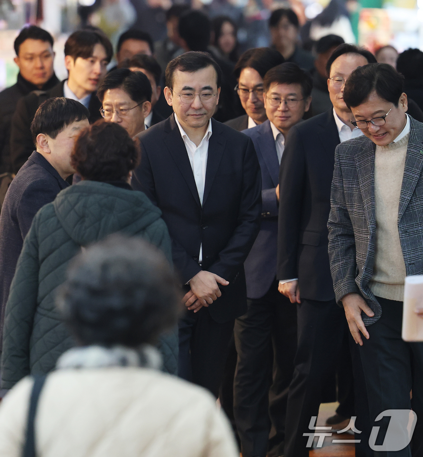 (서울=뉴스1) 오대일 기자 = 11일 오전 서울 마포구 망원시장에서 열린 2026 금융권이 함께하는 설 맞이 전통시장 나눔행사에서 이세훈 금융감독원 수석부원장이 금융권 CEO들과 …