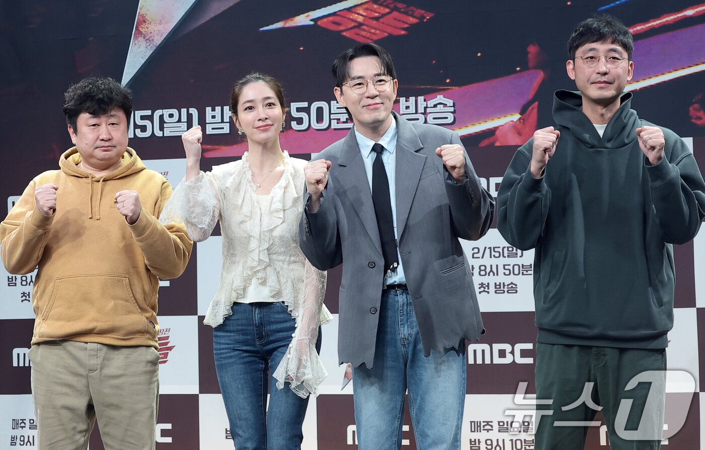 본문 이미지 - 채현석 PD(왼쪽부터)와 MC 이민정, 붐, 김명진 PD가 11일 오전 서울 마포구 상암동 MBC 상암 사옥에서 열린 MBC 새 오디션 프로그램 '1등들' 제작발표회에 참석해 포즈를 취하고 있다. '1등들'은 역대 수많은 음악 오디션의 치열한 경쟁률을 뚫고 탄생한 최후의 1등들이 1등 중의 1등을 가리는 '끝장전' 오디션 프로그램이다. 2026.2.11 ⓒ 뉴스1 권현진 기자