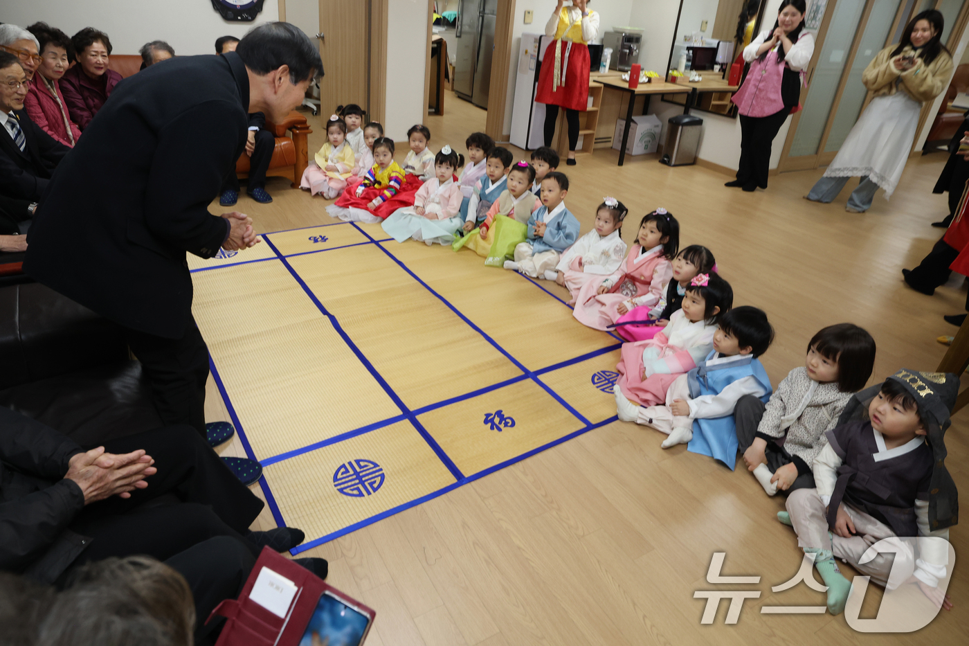 (서울=뉴스1) 박정호 기자 = 11일 오전 서울 송파구 삼성아트 어린이집 어린이들이 설을 맞아 문정래미안 경로당 어르신들을 찾아 세배를 한 뒤 덕담을 듣고 있다.송파구는 우리 고 …