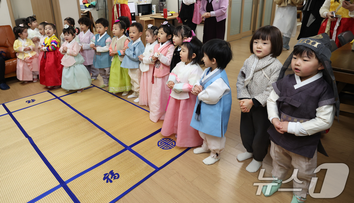 (서울=뉴스1) 박정호 기자 = 11일 오전 서울 송파구 삼성아트 어린이집 어린이들이 설을 맞아 문정래미안 경로당 어르신들을 찾아 세배를 한 뒤 동요를 부르고 있다.송파구는 우리 …