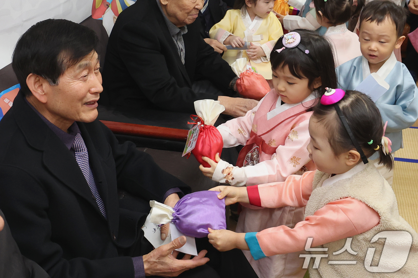 (서울=뉴스1) 박정호 기자 = 11일 오전 서울 송파구 삼성아트 어린이집 어린이들이 설을 맞아 문정래미안 경로당 어르신들을 찾아 세배를 한 뒤 떡을 전달하고 있다.송파구는 우리 …