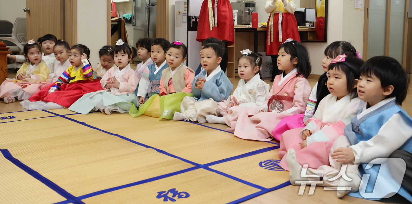 (서울=뉴스1) 박정호 기자 = 11일 오전 서울 송파구 삼성아트 어린이집 어린이들이 설을 맞아 문정래미안 경로당 어르신들을 찾아 세배를 한 뒤 덕담을 듣고 있다.송파구는 우리 고 …