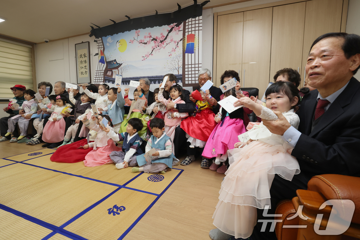 (서울=뉴스1) 박정호 기자 = 11일 오전 서울 송파구 삼성아트 어린이집 어린이들이 설을 맞아 문정래미안 경로당 어르신들을 찾아 세배를 한 뒤 기념 촬영을 하고 있다.송파구는 우 …