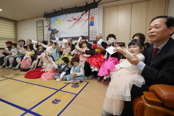 합동 세배 마치고 어르신들과 추억 '찰칵'