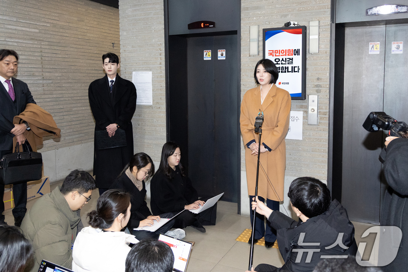 (서울=뉴스1) 이승배 기자 = 배현진 국민의힘 의원이 11일 서울 여의도 중앙당사에서 중앙윤리위원회에 출석하며 입장을 밝히고 있다.당 윤리위는 서울시당위원장인 배 의원의 한동훈 …