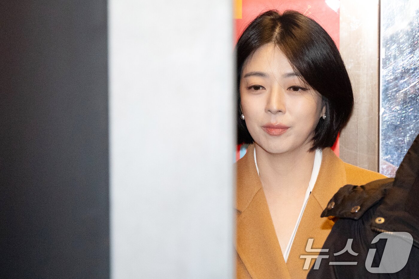 본문 이미지 - 배현진 국민의힘 의원이 11일 서울 여의도 중앙당사에서 중앙윤리위원회에 출석하고 있다. 당 윤리위는 서울시당위원장인 배 의원의 한동훈 전 대표 제명 반대 입장을 서울시당 전체 의사인 것처럼 왜곡했다는 점을 문제 삼아 징계 절차를 시작했다. 2026.2.11 ⓒ 뉴스1 이승배 기자