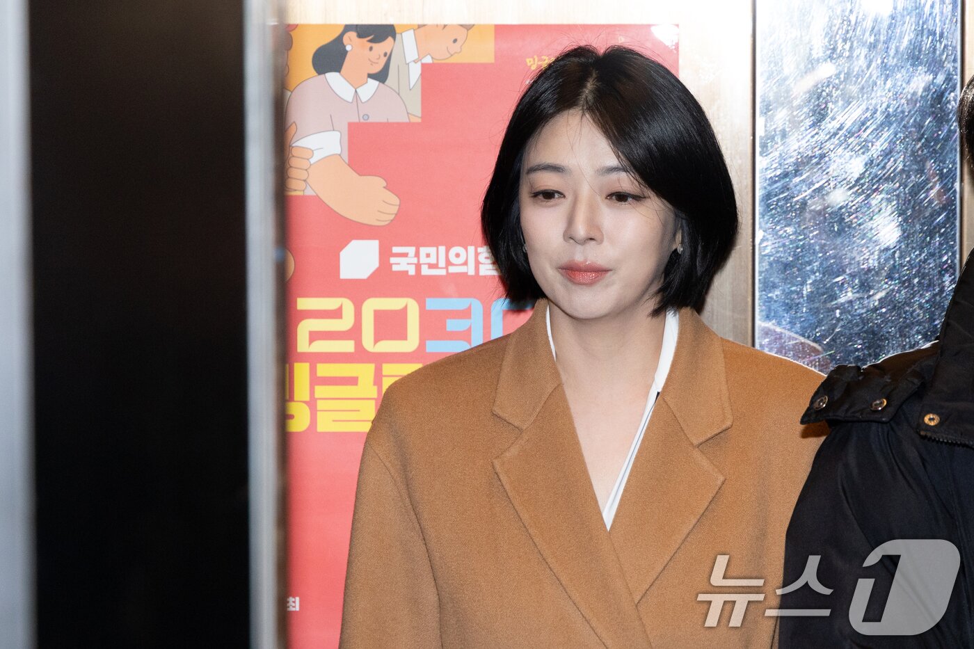 본문 이미지 - 배현진 국민의힘 의원이 11일 서울 여의도 중앙당사에서 중앙윤리위원회에 출석하고 있다. 2026.2.11 ⓒ 뉴스1 이승배 기자