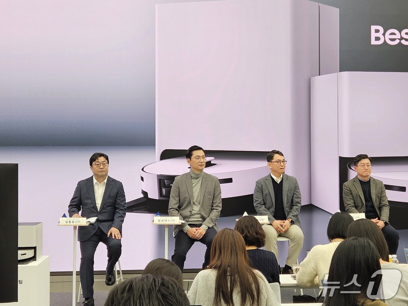 본문 이미지 - 삼성전자가 11일 서울 강남구 소재 강남 삼성전자서비스센터에서 '2026년형 로봇청소기 비스포크(Bespoke) AI 스팀 미디어 브리핑'을 열고 신제품을 공개했다. 왼쪽부터 김용훈 한국총괄 CE팀장(상무), 임성택 삼성전자 한국총괄 부사장, 문종승 삼성전자 DA사업부 개발팀장(부사장), 김정호 삼성전자로지텍 국판물류팀장 상무.ⓒ 뉴스1/김진희 기자.