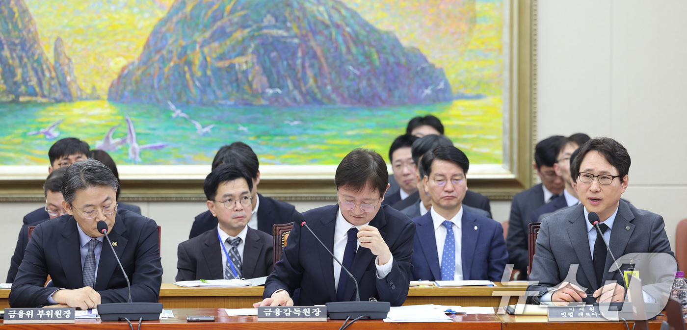 (서울=뉴스1) 신웅수 기자 = 이재원 빗썸 대표가 11일 서울 여의도 국회 정무위원회에서 열린 빗썸의 비트코인 오지급 사태와 관련 긴급현안질의에 출석해 의원 질의에 답하고 있다. …