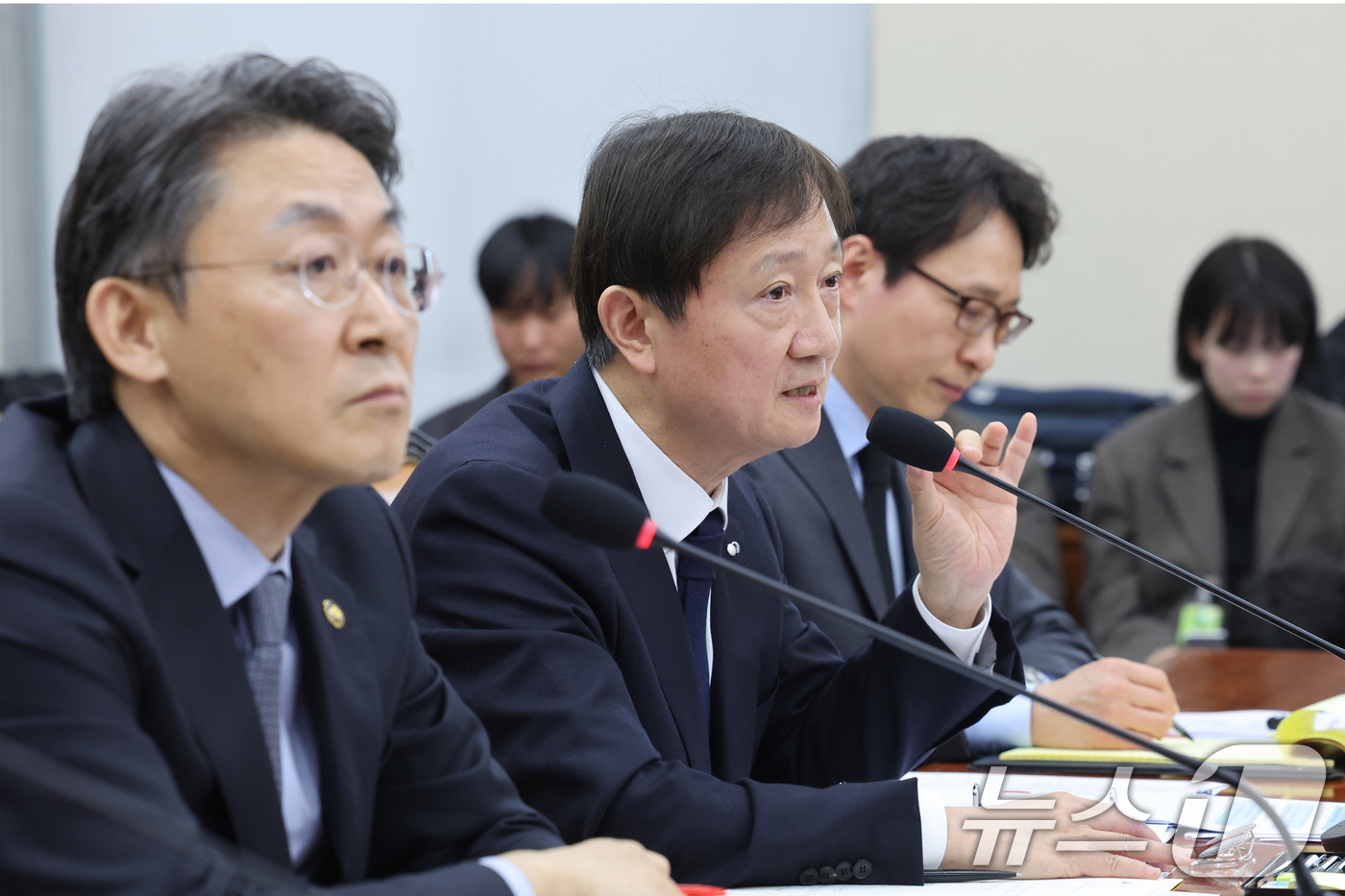 (서울=뉴스1) 신웅수 기자 = 이찬진 금융감독원장이 11일 서울 여의도 국회 정무위원회에서 열린 빗썸의 비트코인 오지급 사태와 관련 긴급현안질의에 출석해 의원 질의에 답변하고 있 …