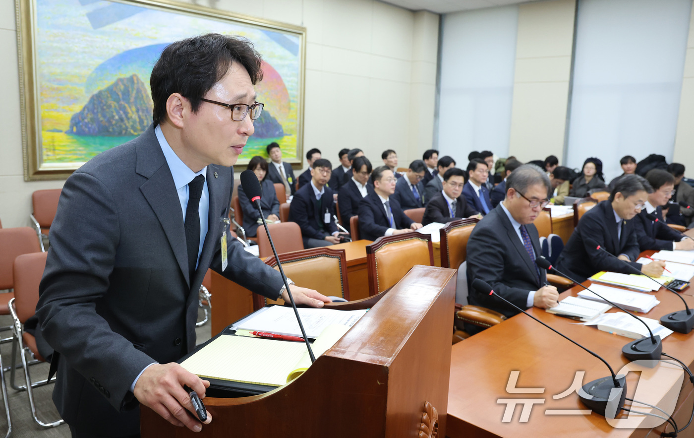 (서울=뉴스1) 신웅수 기자 = 이재원 빗썸 대표가 11일 서울 여의도 국회 정무위원회에서 열린 빗썸의 비트코인 오지급 사태와 관련 긴급현안질의에 출석해 의원 질의에 답하고 있다. …