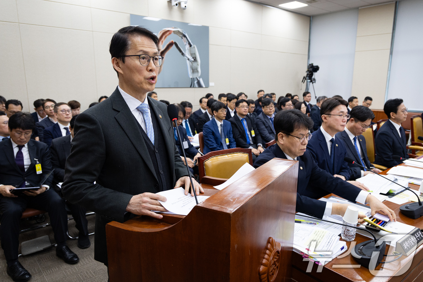 (서울=뉴스1) 유승관 기자 = 최원호 원자력안전위원장이 11일 서울 여의도 국회에서 열린 제432회 국회(임시회)  과학기술정보방송통신위원회 제2차 전체회의에서 업무보고를 하고 …