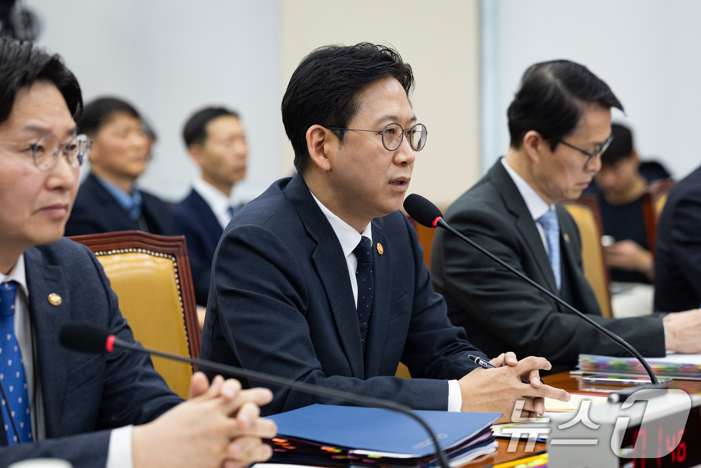 (서울=뉴스1) 유승관 기자 = 배경훈 부총리 겸 과학기술정보통신부 장관이 11일 서울 여의도 국회에서 열린 제432회 국회(임시회)  과학기술정보방송통신위원회 제2차 전체회의에서 …