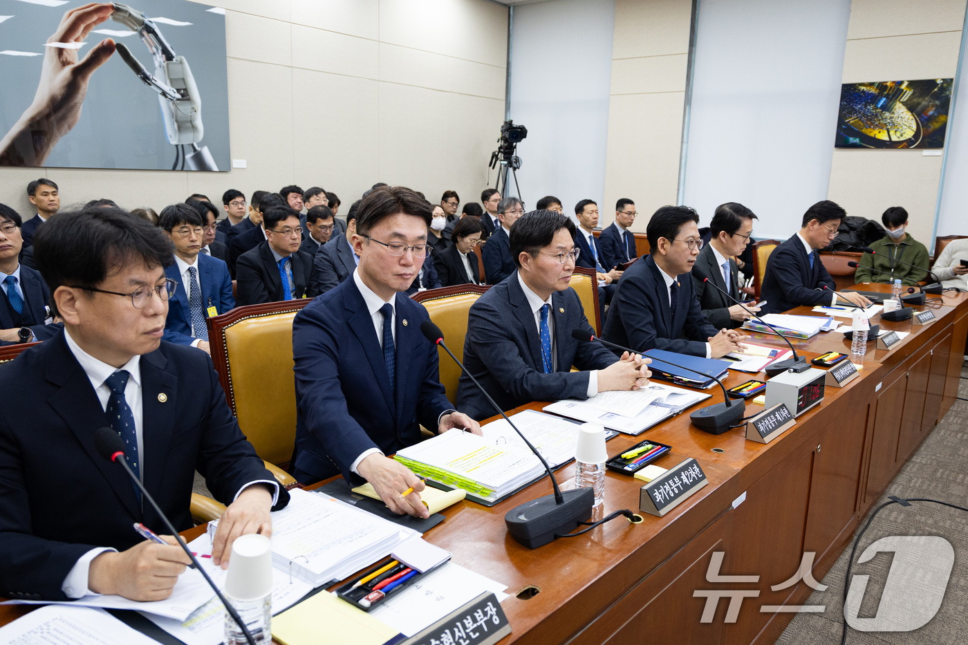(서울=뉴스1) 유승관 기자 = 배경훈 부총리 겸 과학기술정보통신부 장관이 11일 서울 여의도 국회에서 열린 제432회 국회(임시회)  과학기술정보방송통신위원회 제2차 전체회의에서 …