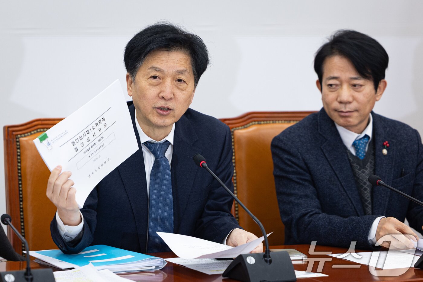 본문 이미지 - 오기형 더불어민주당 코리아 프리미엄 K-자본시장특별위원회 위원장이 11일 서울 여의도 국회에서 열린 기자간담회에서 모두 발언을 하고 있다. 2026.2.11 ⓒ 뉴스1 유승관 기자