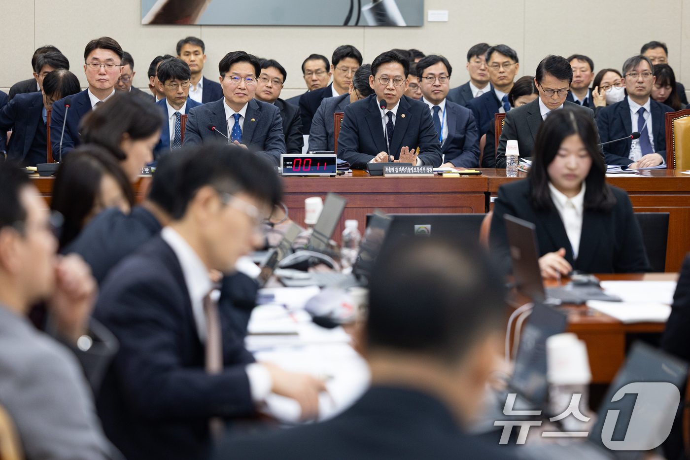 (서울=뉴스1) 유승관 기자 = 배경훈 부총리 겸 과학기술정보통신부 장관이 11일 서울 여의도 국회에서 열린 제432회 국회(임시회)  과학기술정보방송통신위원회 제2차 전체회의에서 …