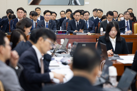 의원 질의 답하는 배경훈 부총리