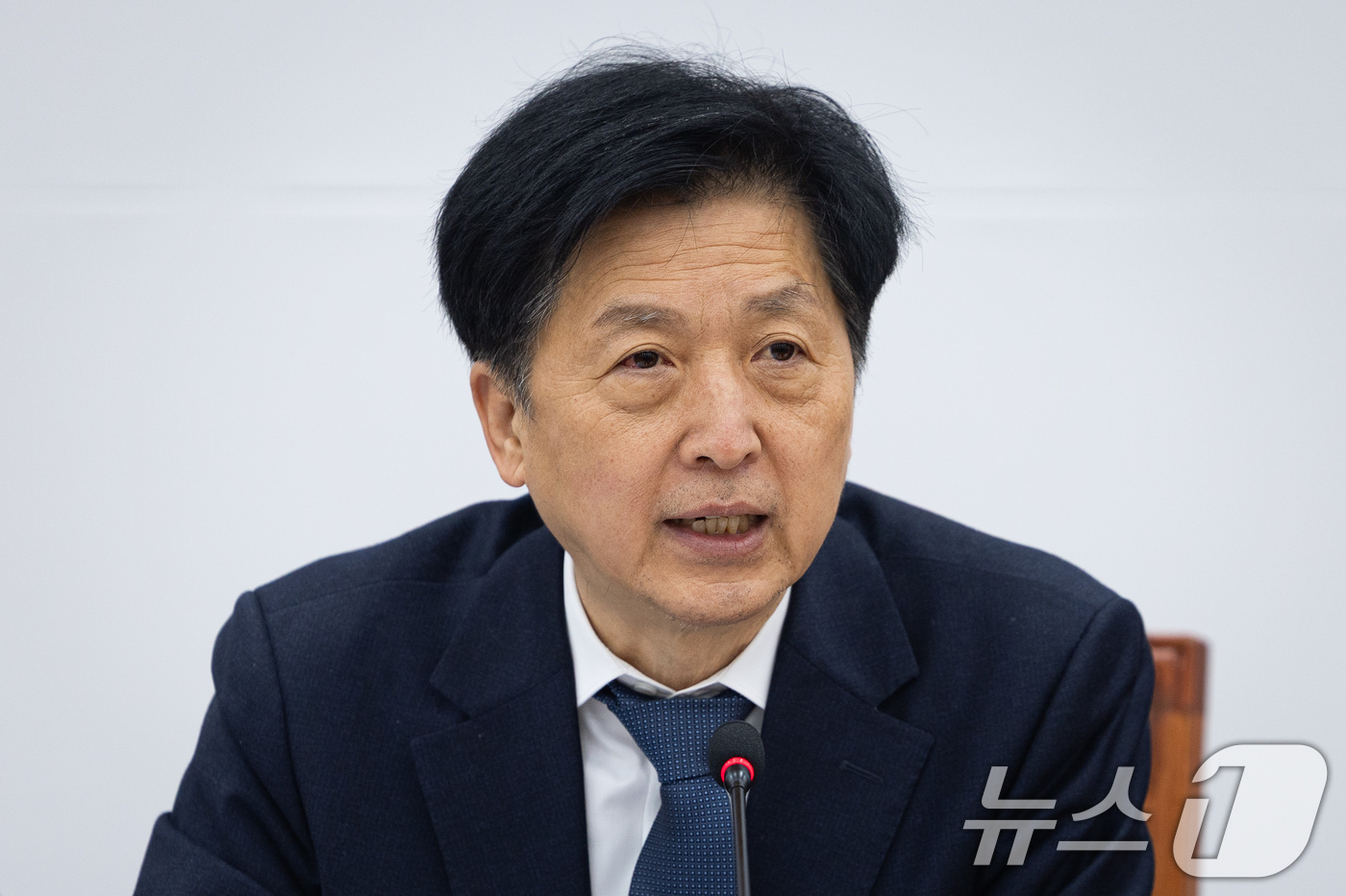 (서울=뉴스1) 유승관 기자 = 오기형 더불어민주당 코리아 프리미엄 K-자본시장특별위원회 위원장이 11일 서울 여의도 국회에서 열린 기자간담회에서 모두 발언을 하고 있다. 2026 …