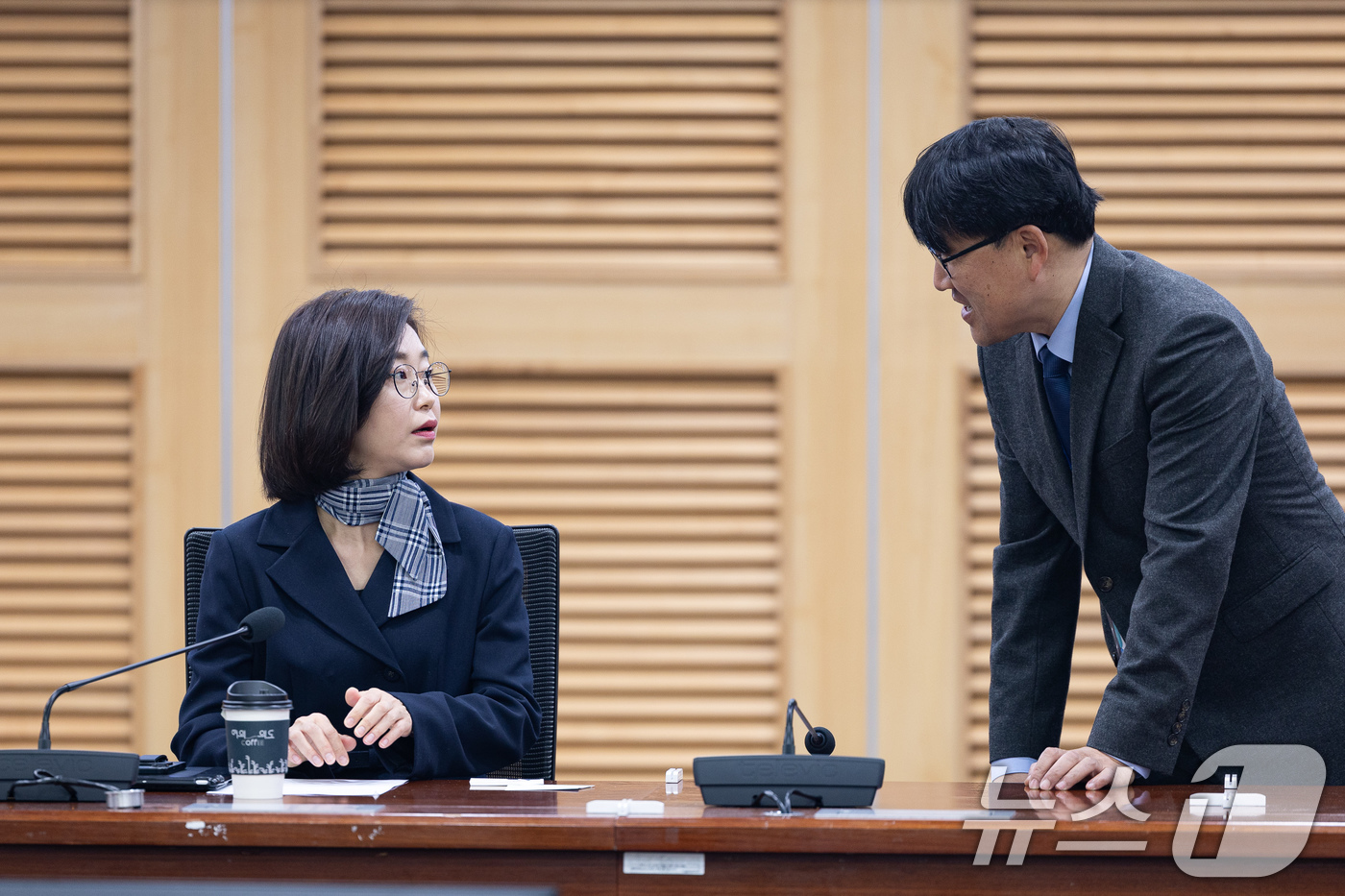 (서울=뉴스1) 유승관 기자 = 김재연 진보당 상임대표가 11일 서울 여의도 국회 의원회관에서 열린 기자간담회에서 관계자와 대화하고 있다. 2026.2.11/뉴스1