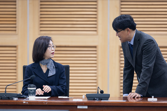 관계자와 대화하는 김재연 진보당 상임대표