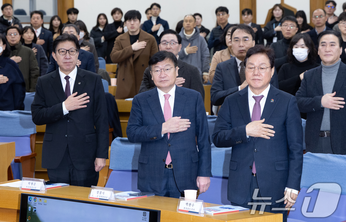 (서울=뉴스1) 이승배 기자 = 11일 서울 여의도 국회에서 열린 '부산·경남 행정통합의 방향과 과제' 토론회에서 박형준 부산시장과 정점식 국민의힘 정책위의장, 박완수 경남도지사가 …