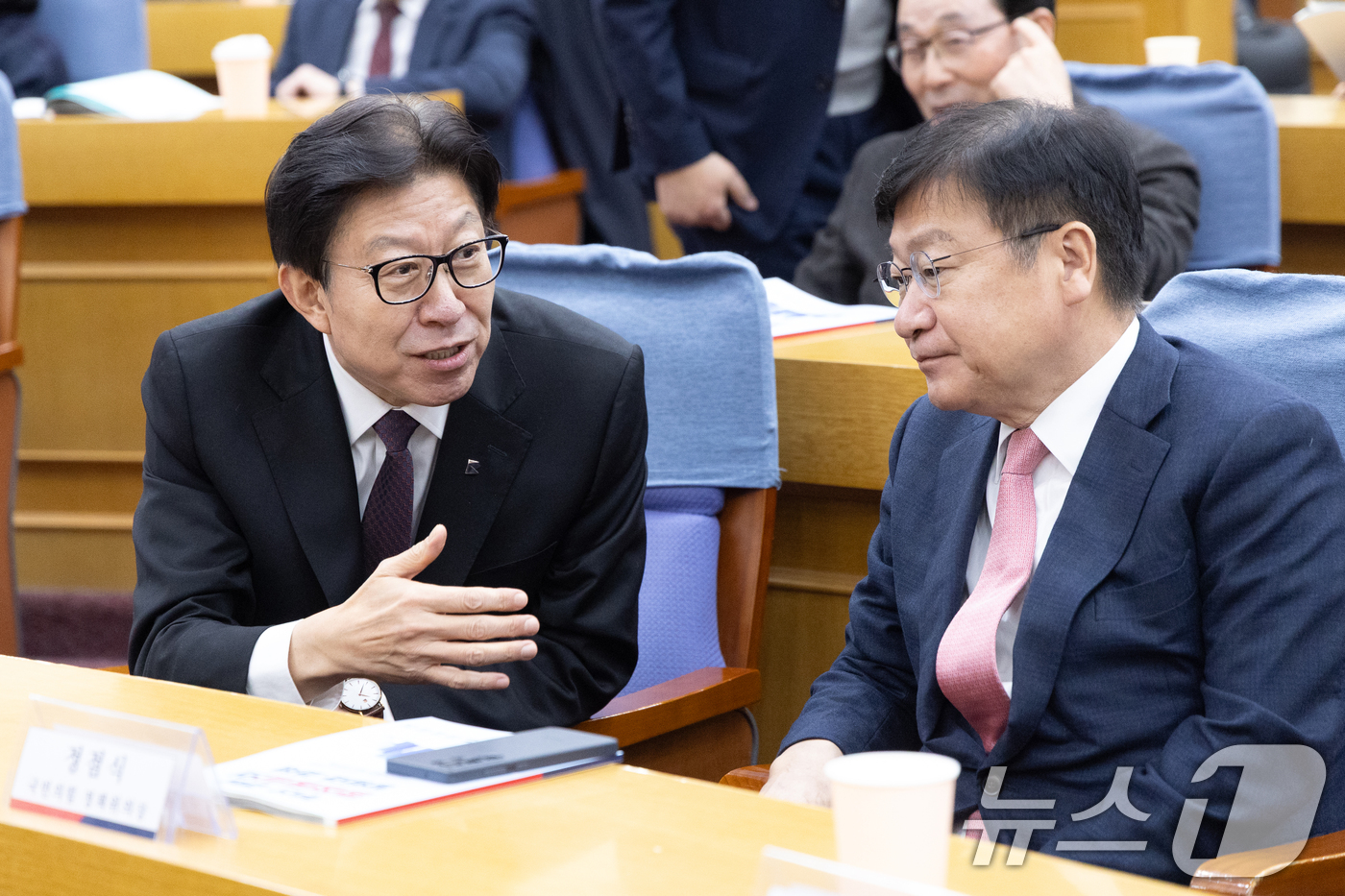 (서울=뉴스1) 이승배 기자 = 11일 서울 여의도 국회에서 열린 '부산·경남 행정통합의 방향과 과제' 토론회에서 박형준 부산시장과 정점식 국민의힘 정책위의장이 대화하고 있다. 2 …