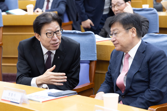 토론회서 대화 나누는 박형준 시장과 정점식 정책위의장