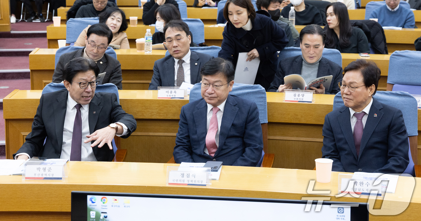 (서울=뉴스1) 이승배 기자 = 11일 서울 여의도 국회에서 열린 '부산·경남 행정통합의 방향과 과제' 토론회에서 박형준 부산시장과 정점식 국민의힘 정책위의장, 박완수 경남도지사가 …