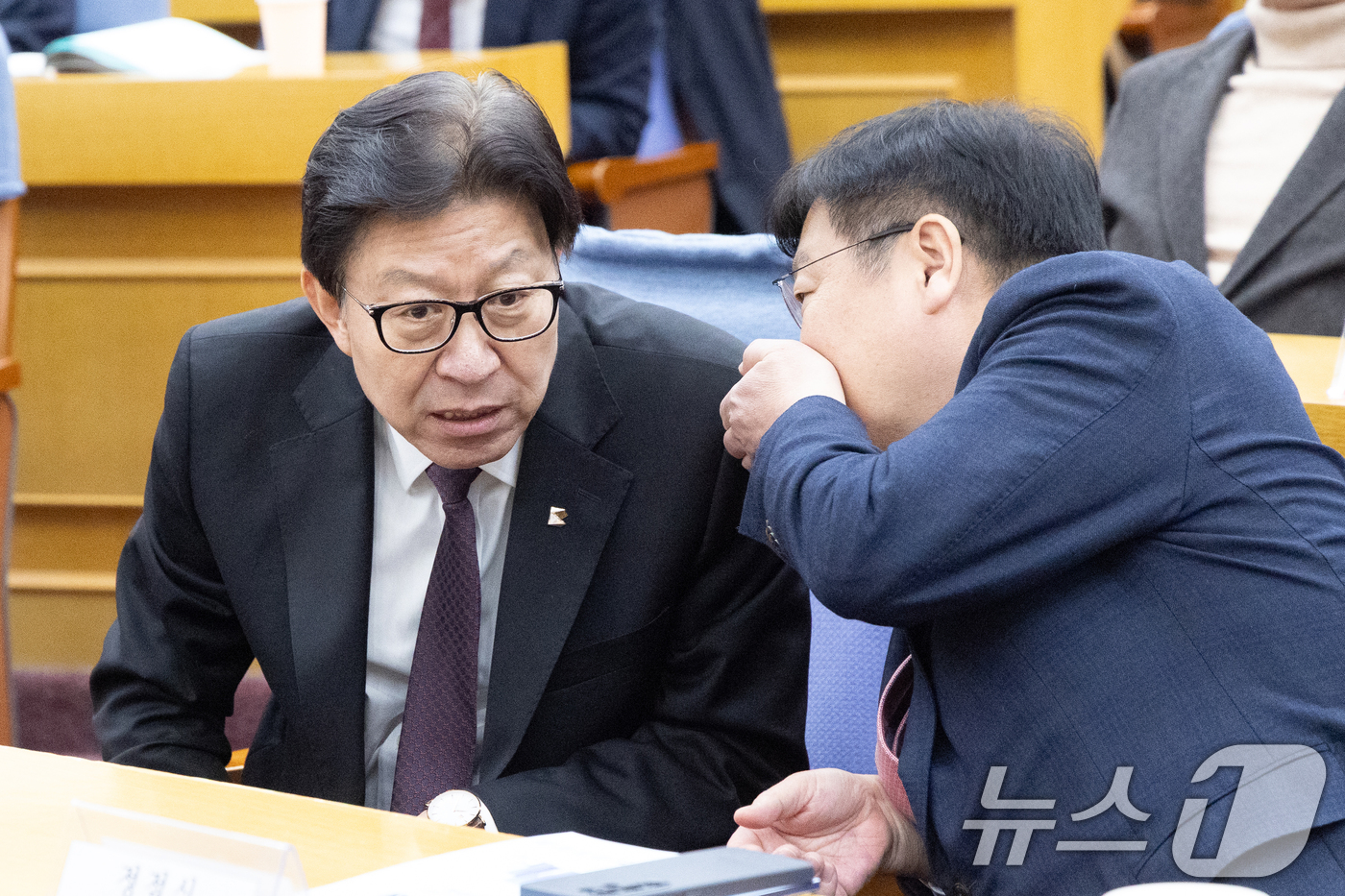 (서울=뉴스1) 이승배 기자 = 11일 서울 여의도 국회에서 열린 '부산·경남 행정통합의 방향과 과제' 토론회에서 박형준 부산시장과 정점식 국민의힘 정책위의장이 대화하고 있다. 2 …