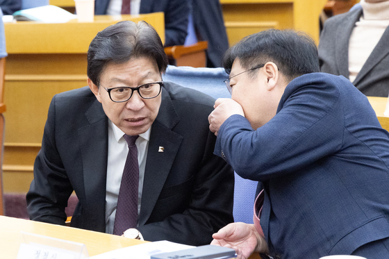 대화하는 박형준 시장과 정점식 정책위의장